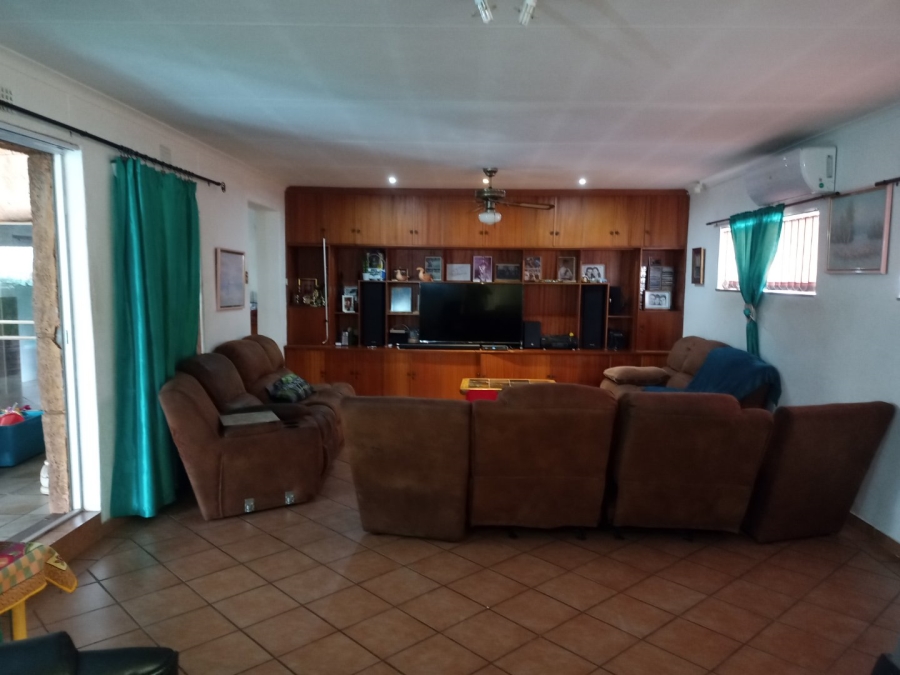 6 Bedroom Property for Sale in Tileba Gauteng