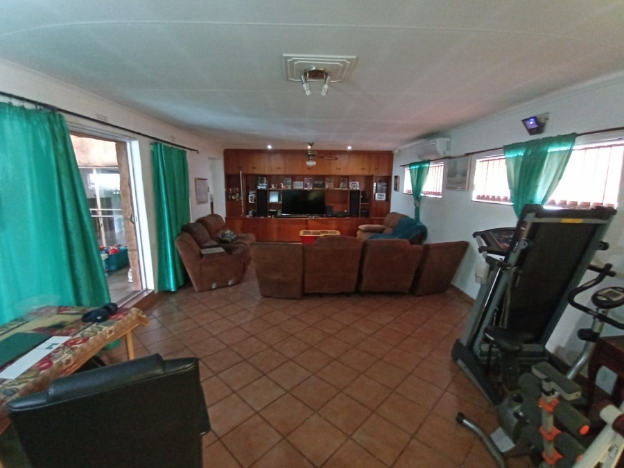 6 Bedroom Property for Sale in Tileba Gauteng