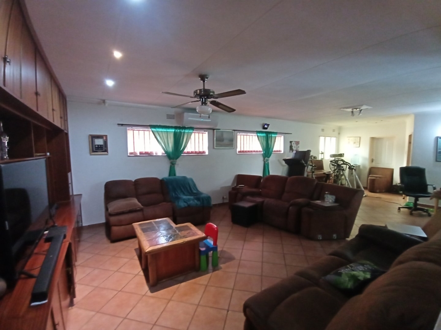 6 Bedroom Property for Sale in Tileba Gauteng