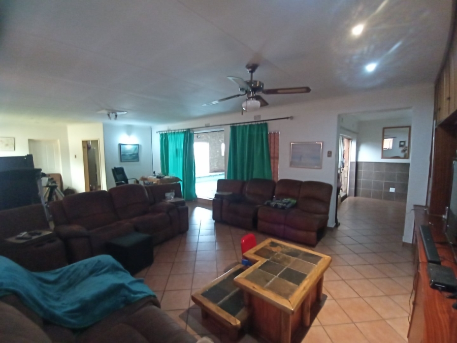 6 Bedroom Property for Sale in Tileba Gauteng