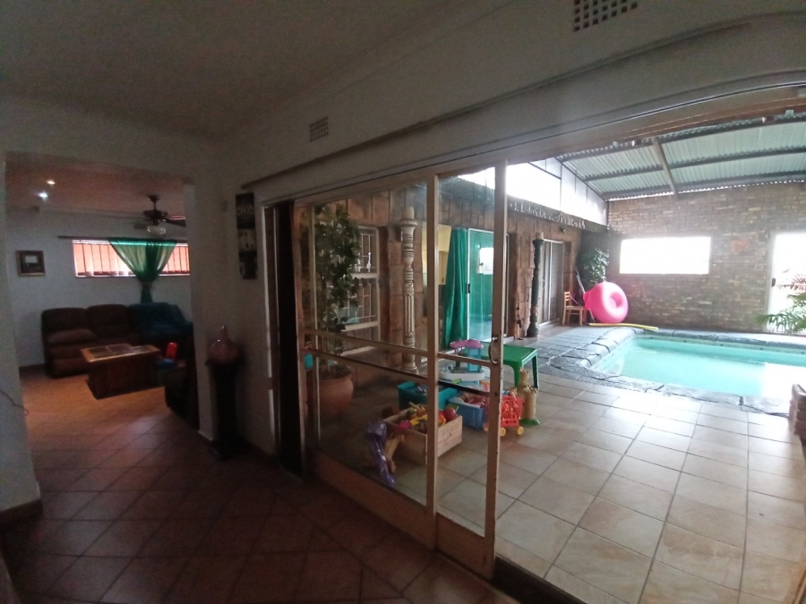 6 Bedroom Property for Sale in Tileba Gauteng