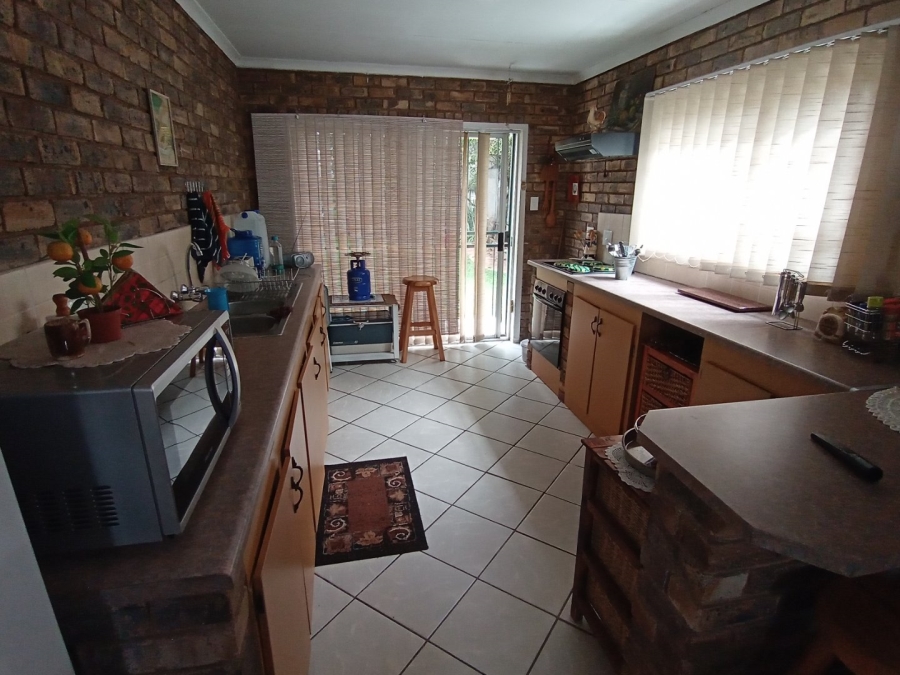 6 Bedroom Property for Sale in Tileba Gauteng