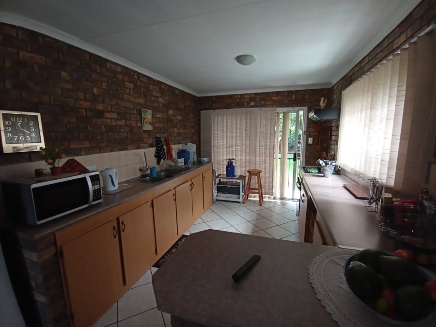 6 Bedroom Property for Sale in Tileba Gauteng