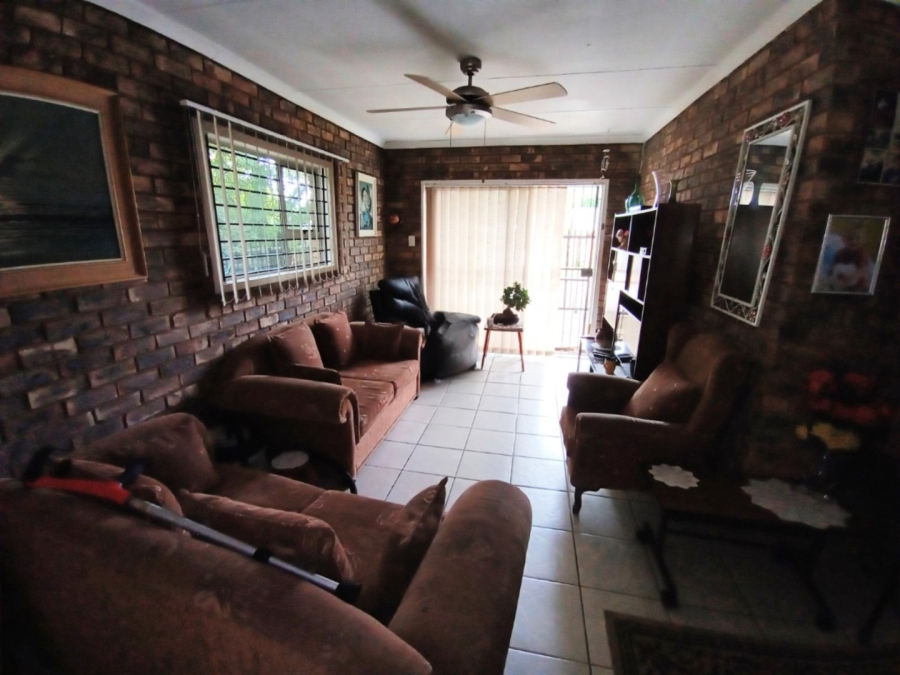 6 Bedroom Property for Sale in Tileba Gauteng