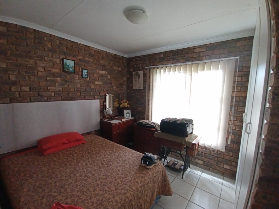 6 Bedroom Property for Sale in Tileba Gauteng
