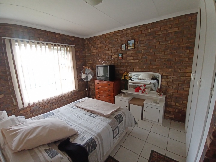 6 Bedroom Property for Sale in Tileba Gauteng