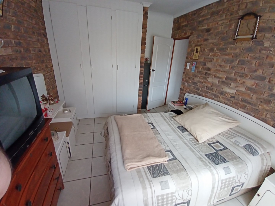 6 Bedroom Property for Sale in Tileba Gauteng