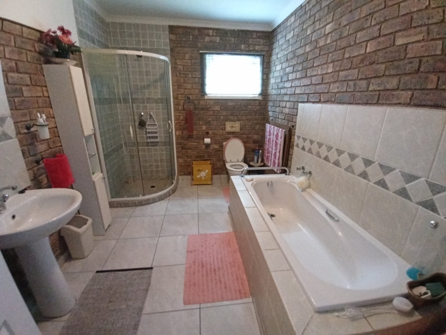 6 Bedroom Property for Sale in Tileba Gauteng