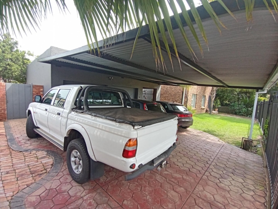 6 Bedroom Property for Sale in Tileba Gauteng