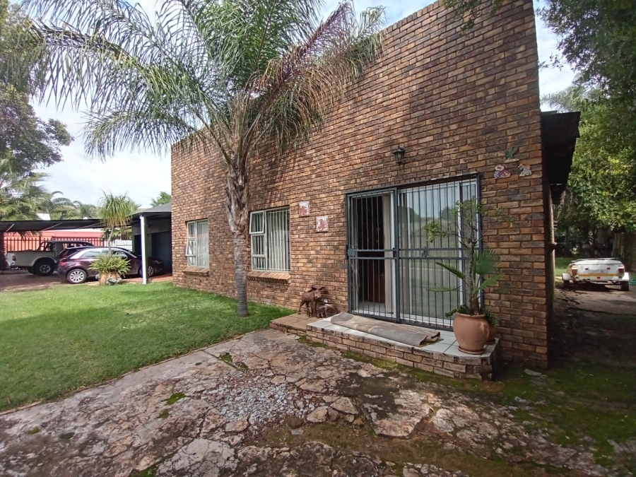 6 Bedroom Property for Sale in Tileba Gauteng