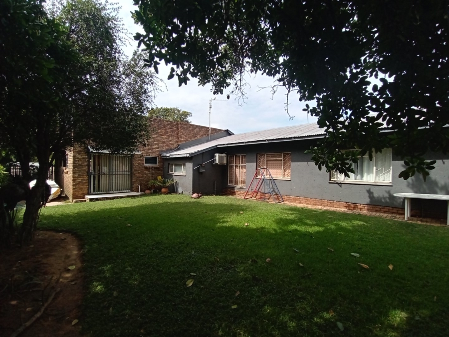 6 Bedroom Property for Sale in Tileba Gauteng