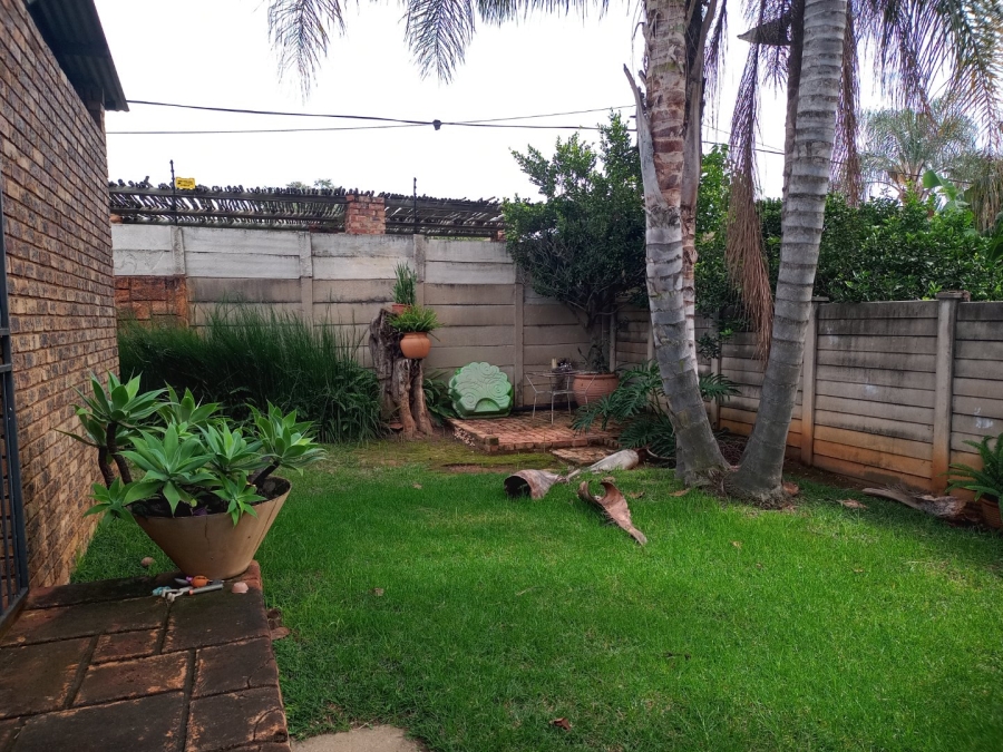 6 Bedroom Property for Sale in Tileba Gauteng