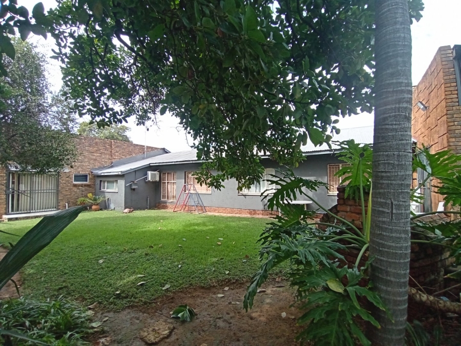 6 Bedroom Property for Sale in Tileba Gauteng