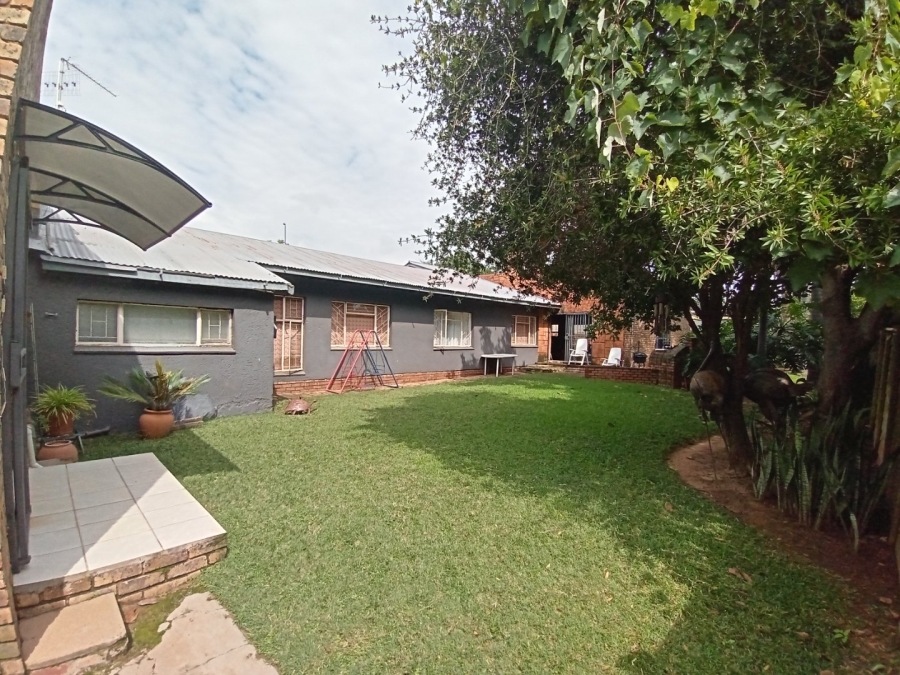6 Bedroom Property for Sale in Tileba Gauteng