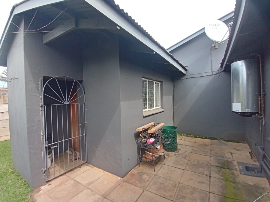 6 Bedroom Property for Sale in Tileba Gauteng