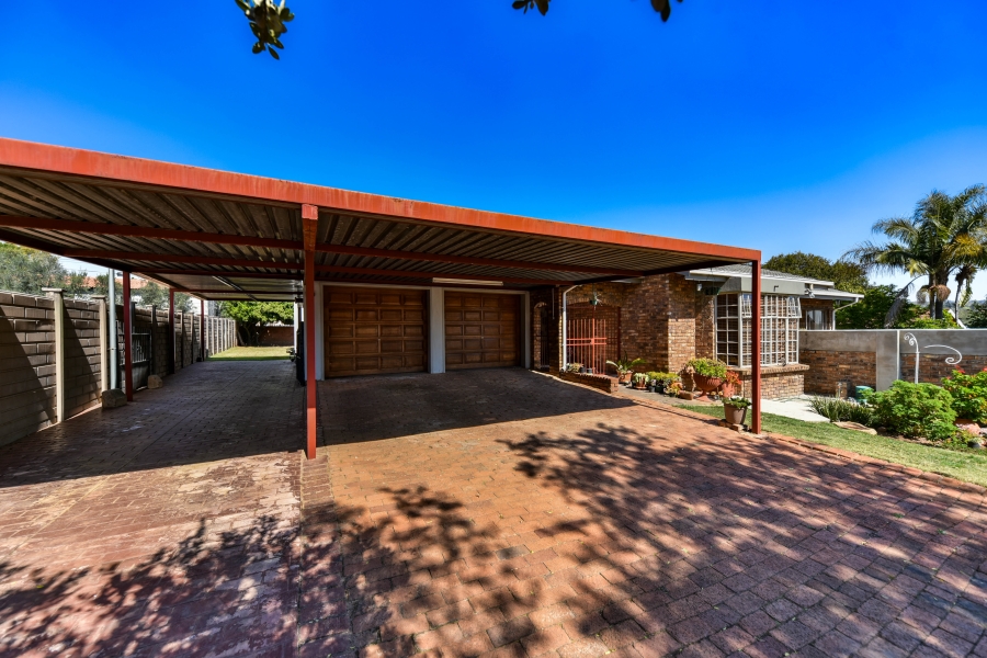 4 Bedroom Property for Sale in Garsfontein Gauteng