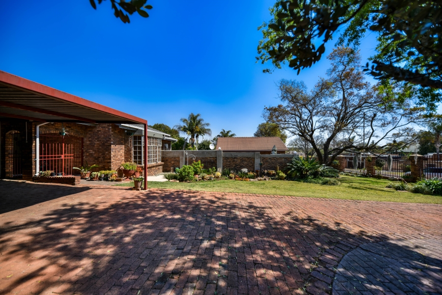 4 Bedroom Property for Sale in Garsfontein Gauteng