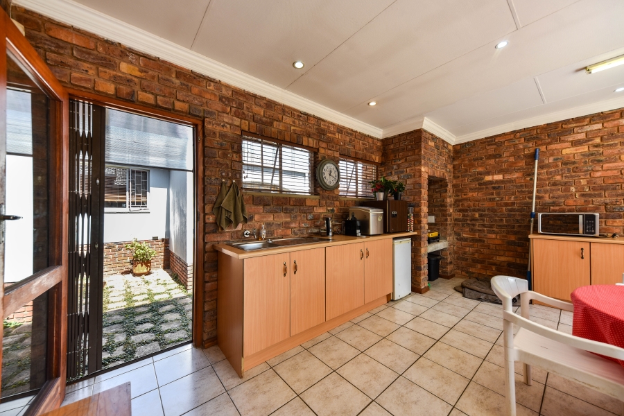 4 Bedroom Property for Sale in Garsfontein Gauteng
