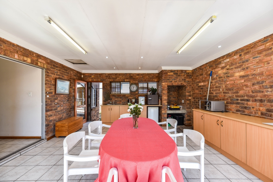 4 Bedroom Property for Sale in Garsfontein Gauteng