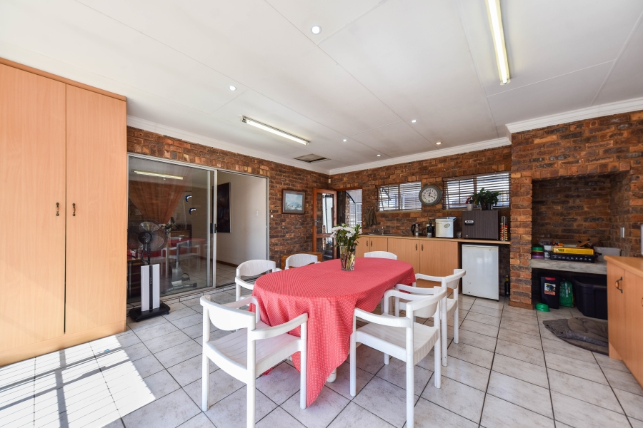 4 Bedroom Property for Sale in Garsfontein Gauteng