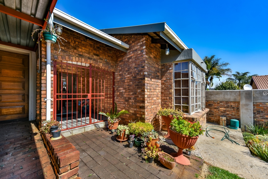 4 Bedroom Property for Sale in Garsfontein Gauteng