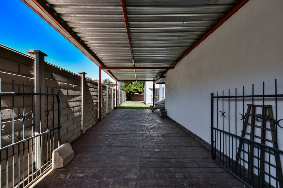 4 Bedroom Property for Sale in Garsfontein Gauteng