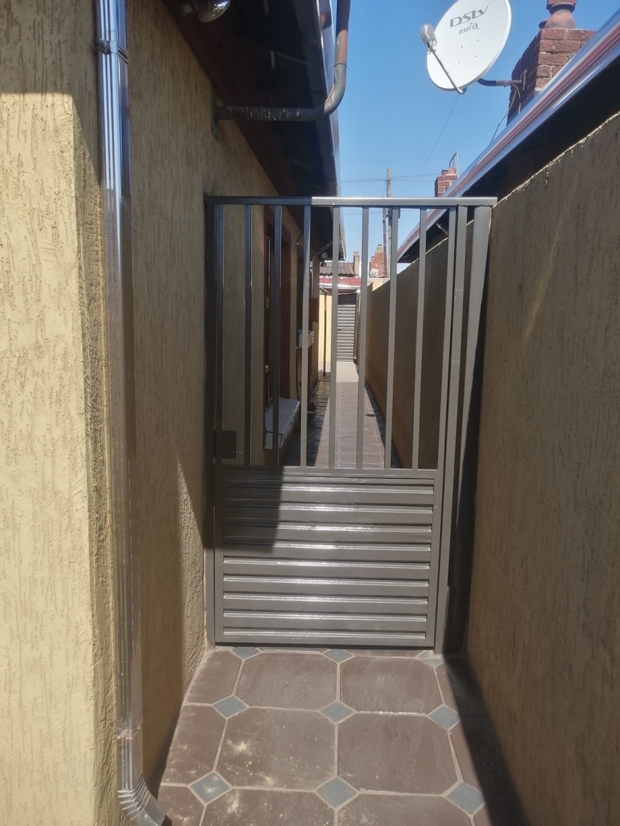 2 Bedroom Property for Sale in Twala Gauteng