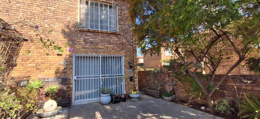 2 Bedroom Property for Sale in Wilgeheuwel Gauteng