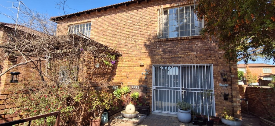 2 Bedroom Property for Sale in Wilgeheuwel Gauteng