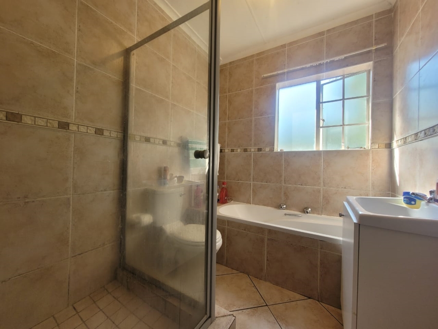 2 Bedroom Property for Sale in Wilgeheuwel Gauteng