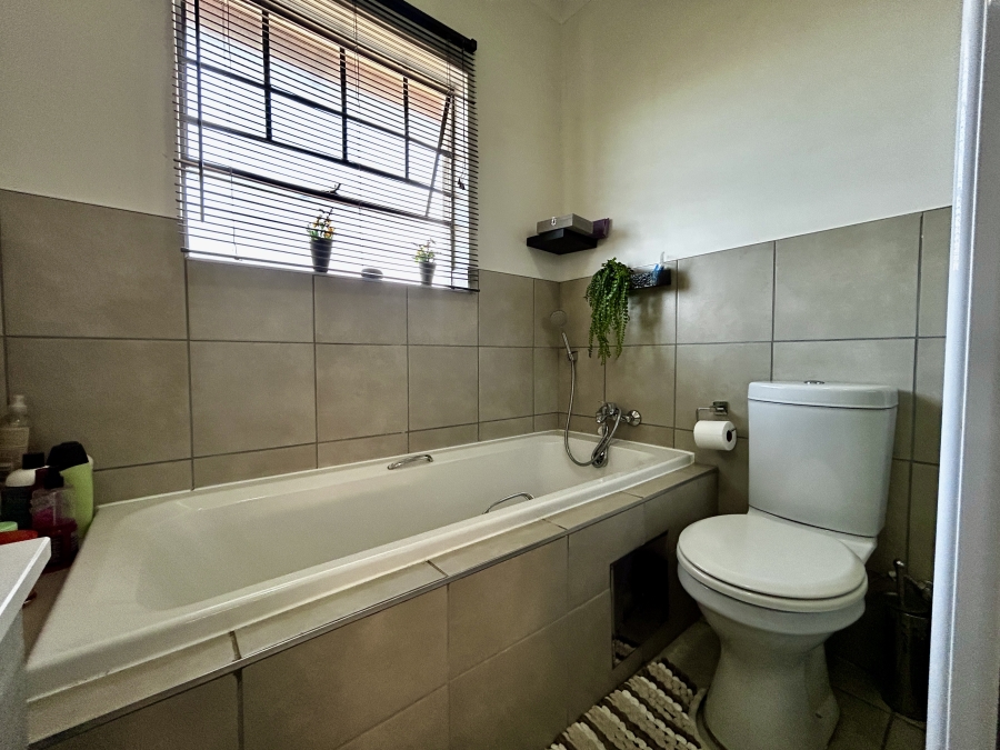 3 Bedroom Property for Sale in Monavoni Gauteng