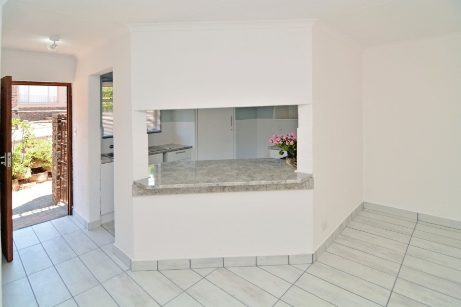 To Let 2 Bedroom Property for Rent in Sonneglans Gauteng
