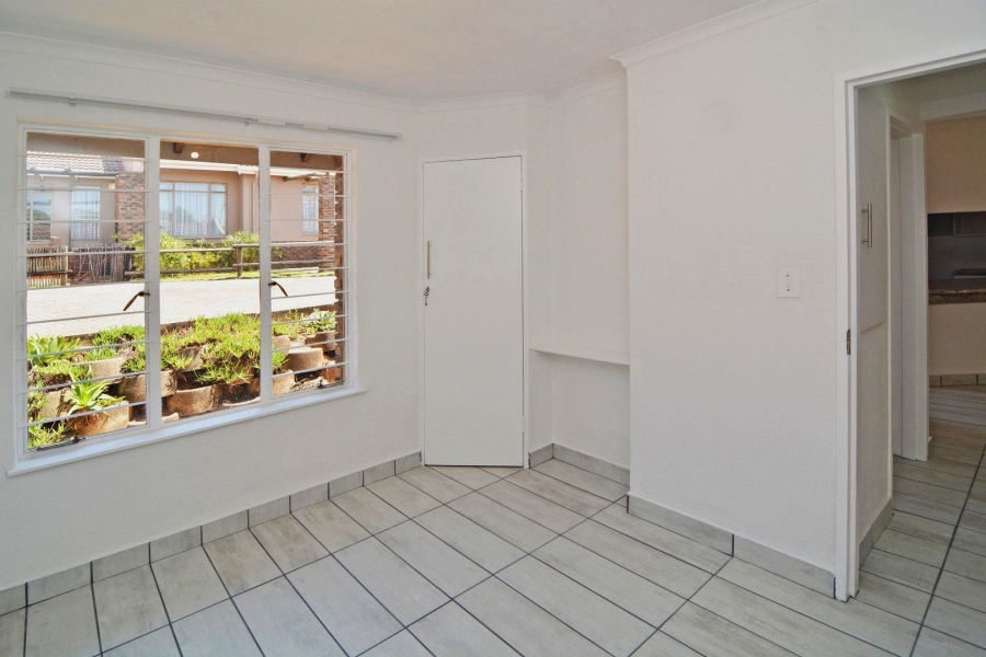To Let 2 Bedroom Property for Rent in Sonneglans Gauteng
