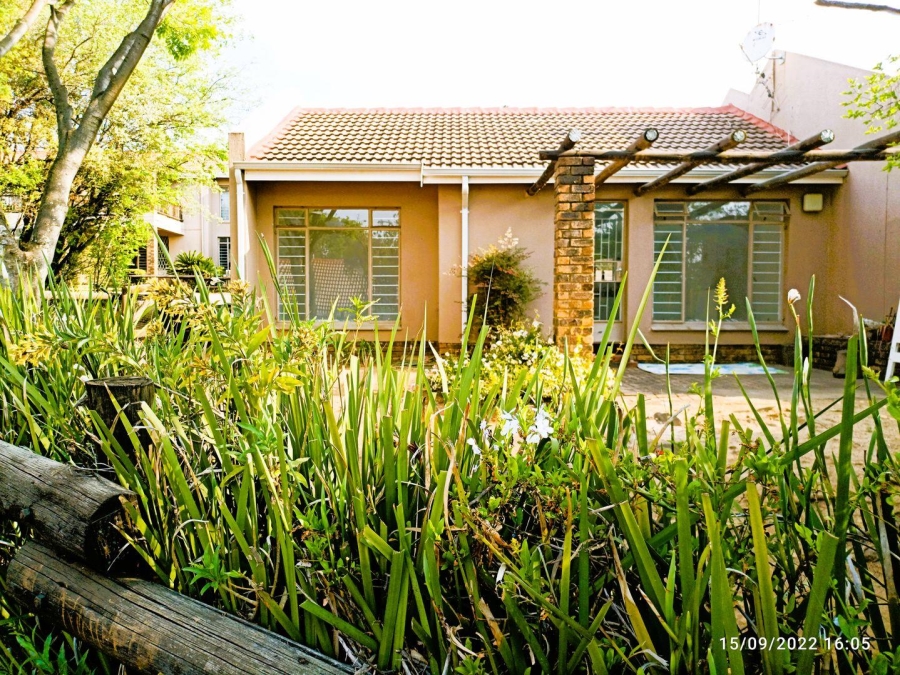To Let 2 Bedroom Property for Rent in Sonneglans Gauteng