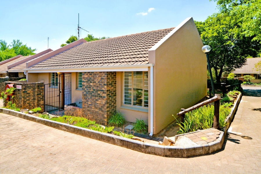 To Let 2 Bedroom Property for Rent in Sonneglans Gauteng