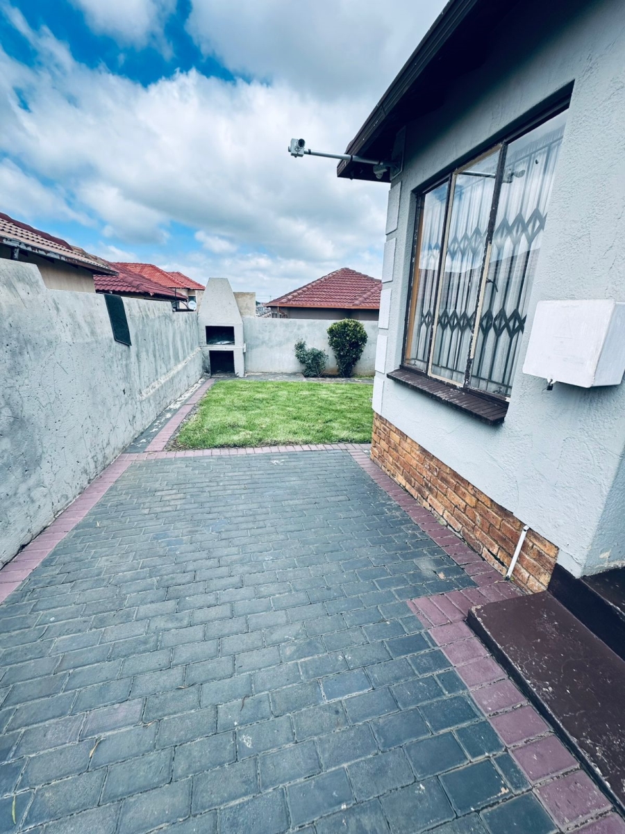 2 Bedroom Property for Sale in Clayville Gauteng