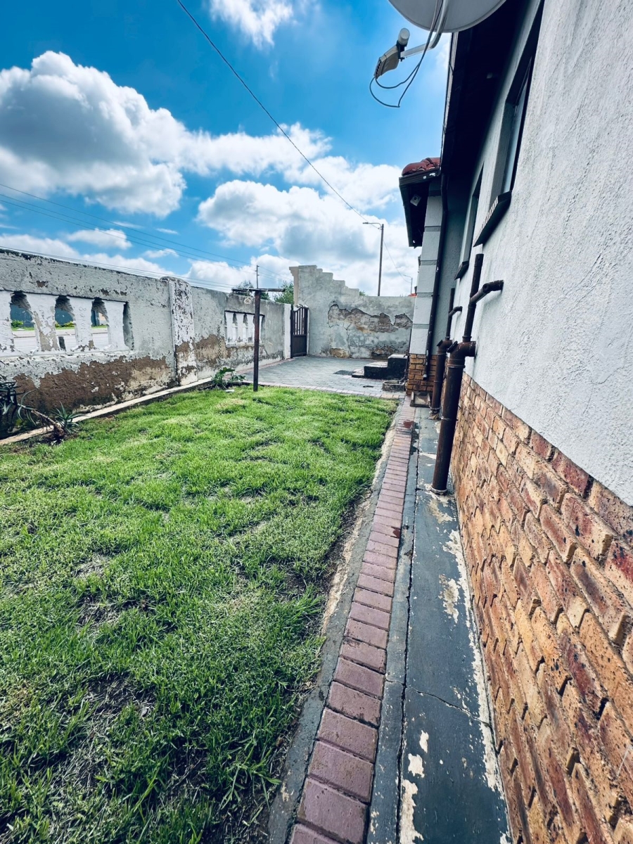 2 Bedroom Property for Sale in Clayville Gauteng