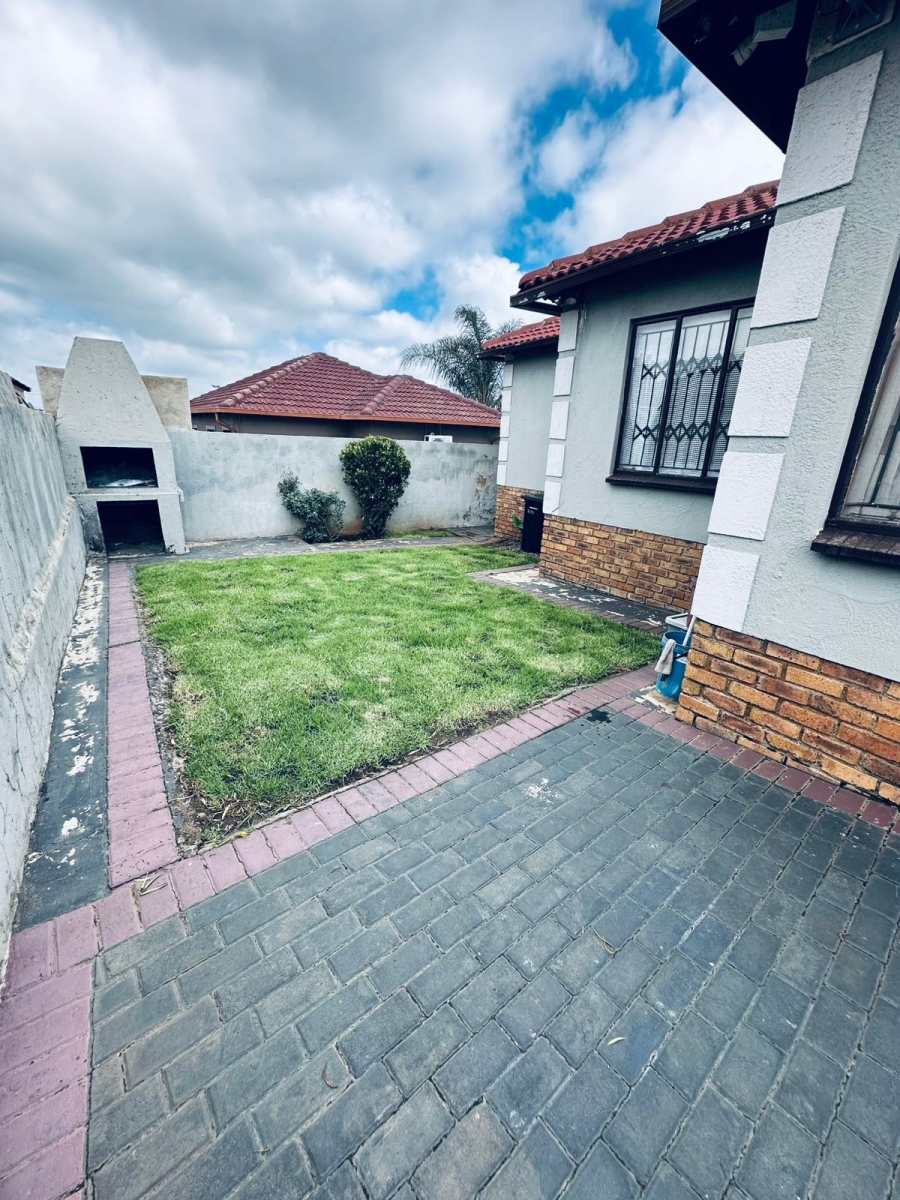 2 Bedroom Property for Sale in Clayville Gauteng