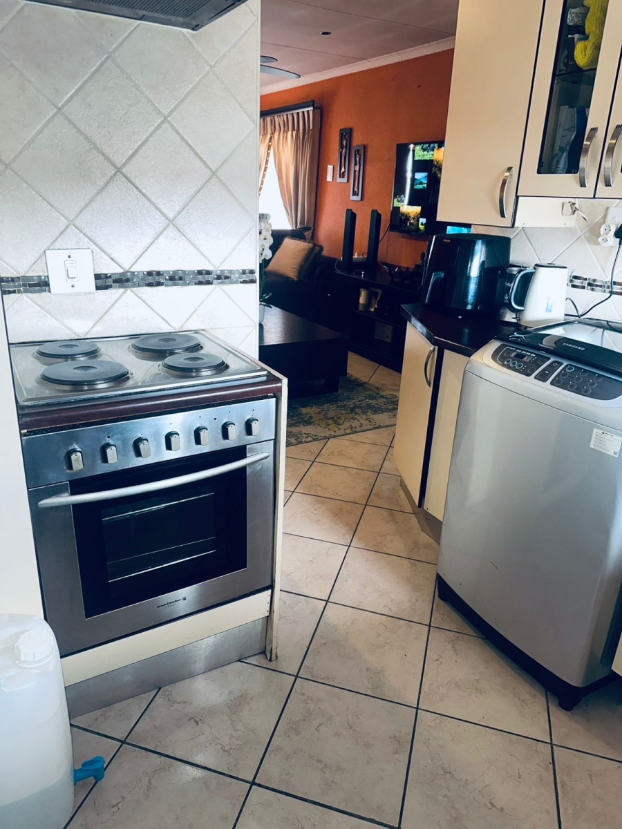 2 Bedroom Property for Sale in Clayville Gauteng