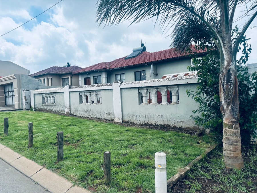 2 Bedroom Property for Sale in Clayville Gauteng