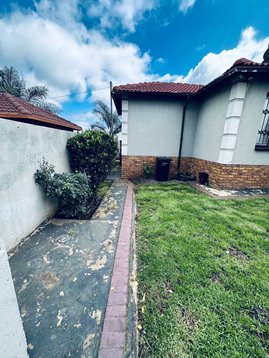 2 Bedroom Property for Sale in Clayville Gauteng