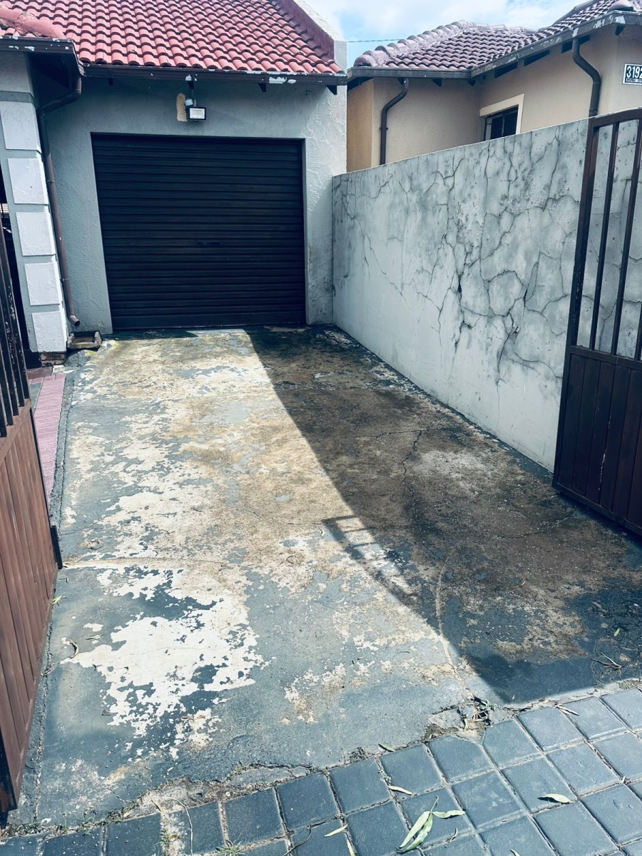 2 Bedroom Property for Sale in Clayville Gauteng