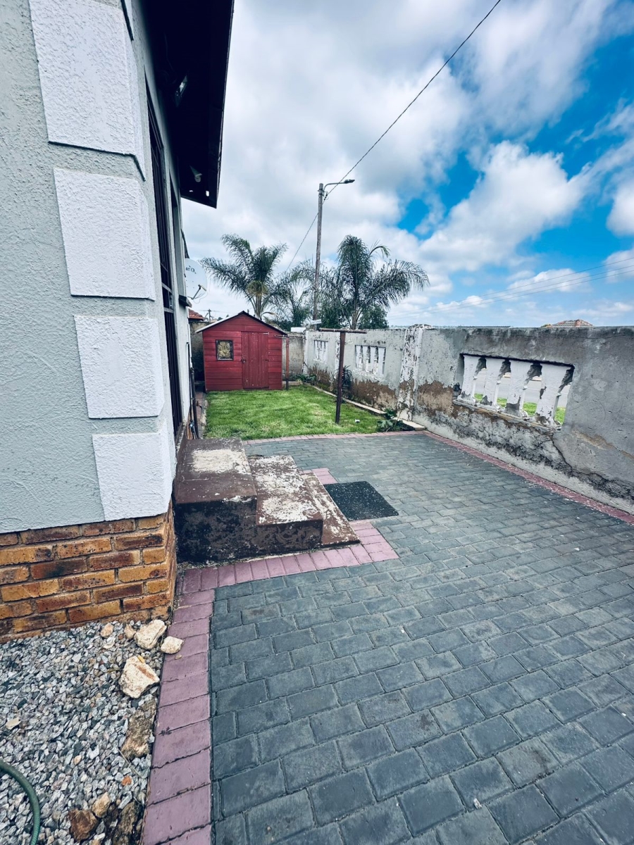 2 Bedroom Property for Sale in Clayville Gauteng
