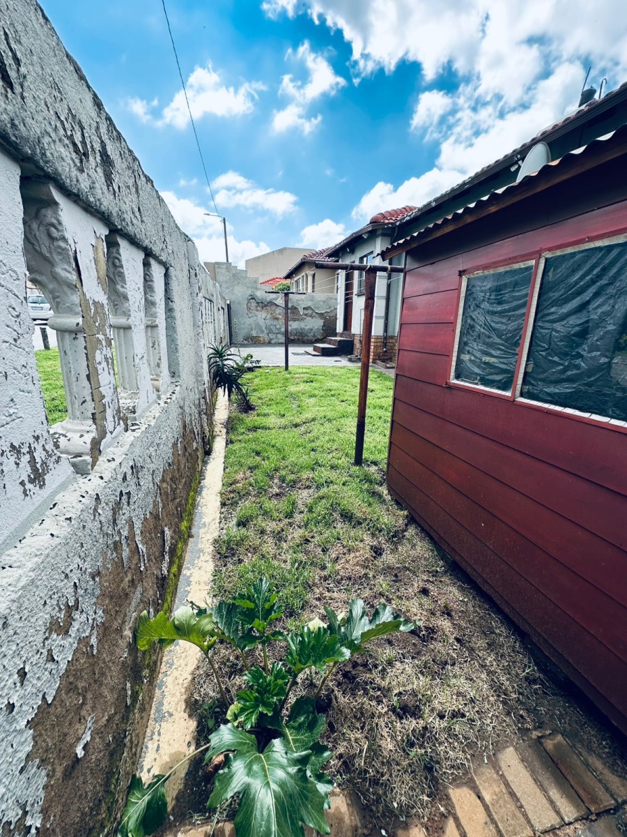 2 Bedroom Property for Sale in Clayville Gauteng