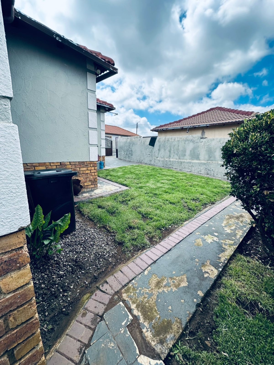 2 Bedroom Property for Sale in Clayville Gauteng