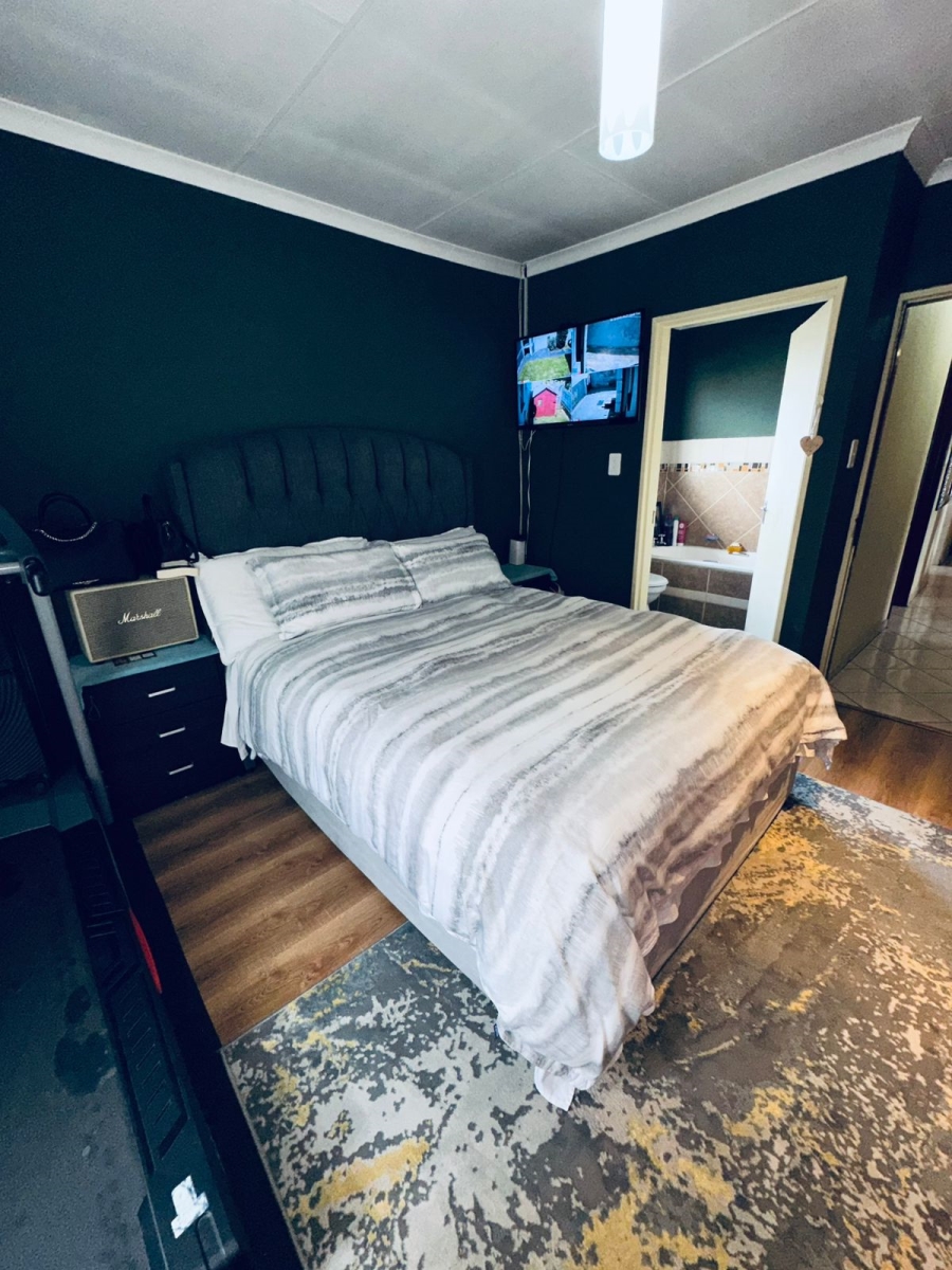 2 Bedroom Property for Sale in Clayville Gauteng