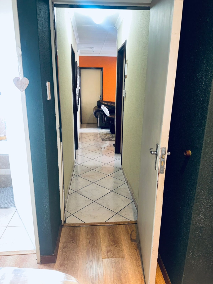 2 Bedroom Property for Sale in Clayville Gauteng