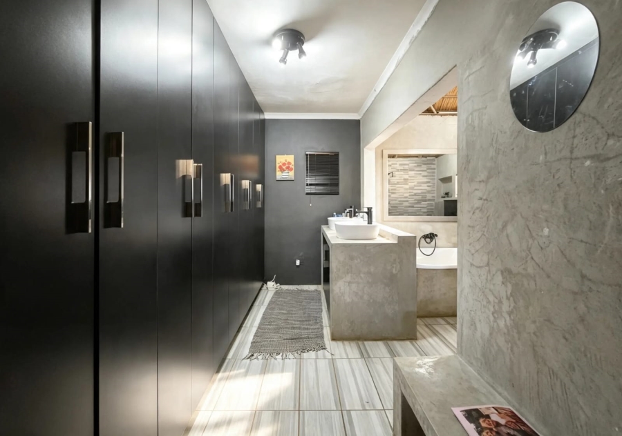 6 Bedroom Property for Sale in Ninapark Gauteng