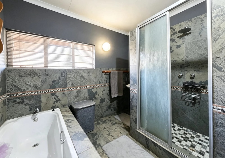 6 Bedroom Property for Sale in Ninapark Gauteng