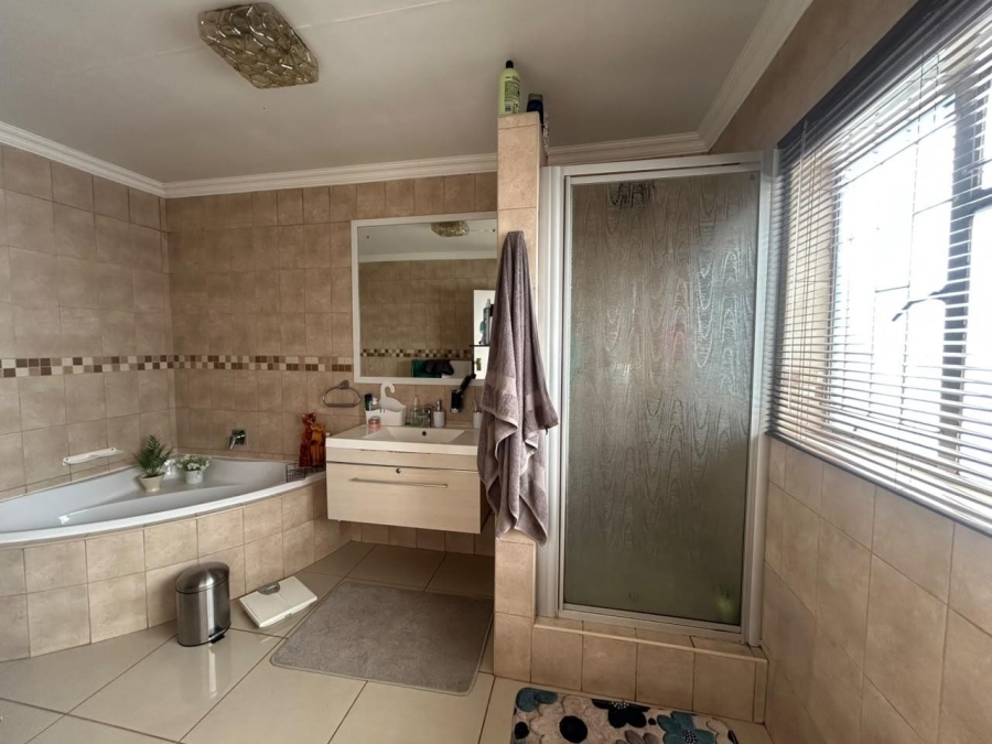 3 Bedroom Property for Sale in Faerie Glen Gauteng
